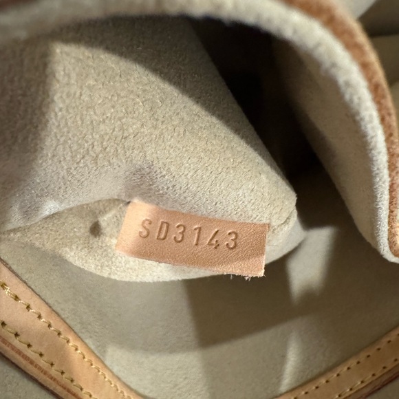 Louis Vuitton Monogram Retiro PM Vintage Handbag - Picture 6 of 17